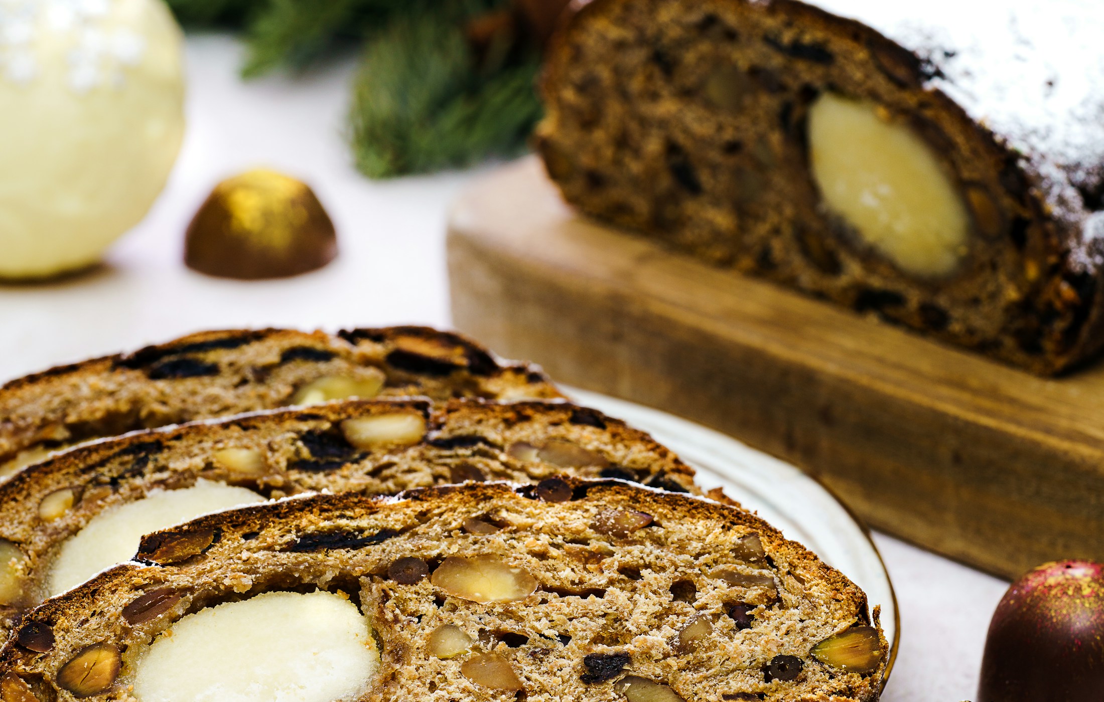 Aufgeschnittener weihnachtlicher Stollen für den professionellen Stollenversand
